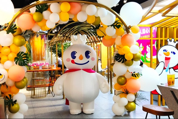 <b>选择蜜雪冰城加盟轻松创业！因为英雄造时势</b>